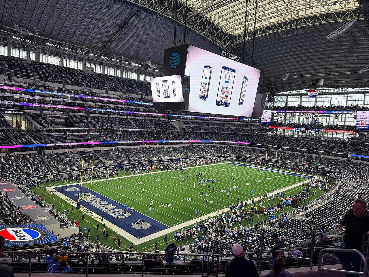 Vue intérieure de l'AT&T Stadium à Arlington, Texas – écran géant et terrain de football américain